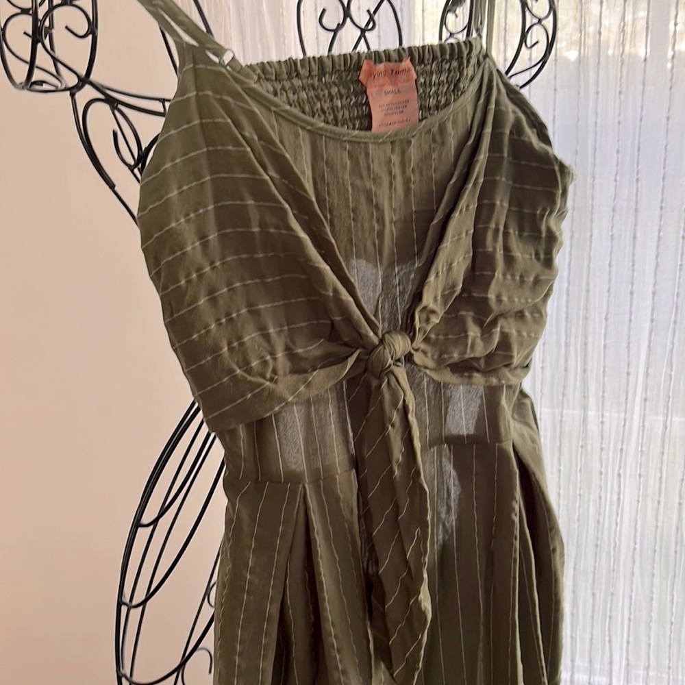 Open back, tie front jumpsuit. Olive green, white pinstripe. Good condition. Sm.